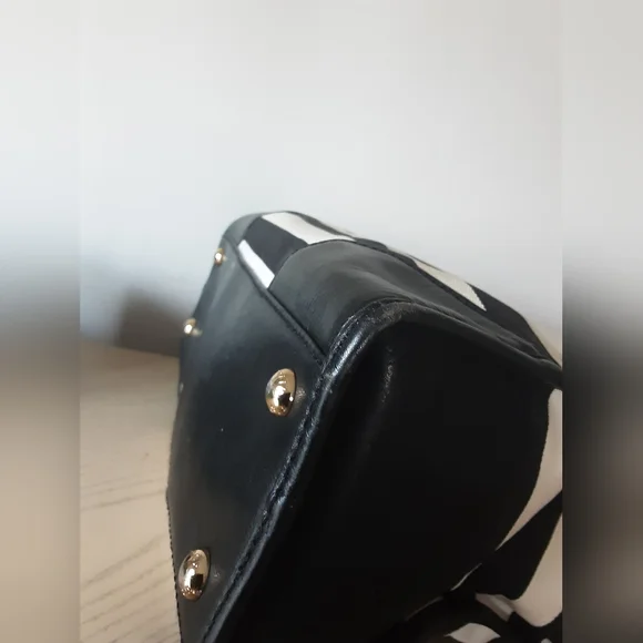 💙HOST PICK💙 MICHAEL KORS BLACK/WHITE CROSS BODY SATCHEL - Picture 9 of 10